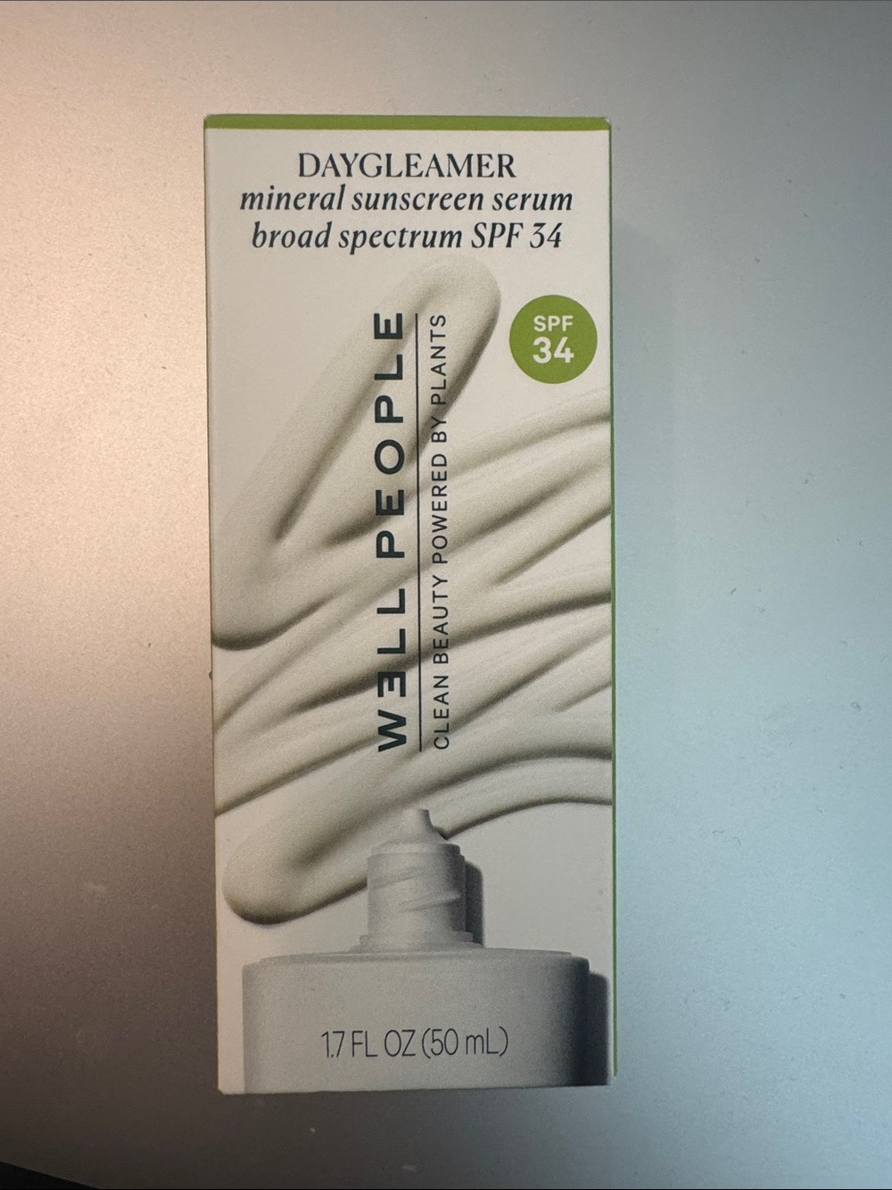 W3ll People Daygleamer Mineral Sunscreen Serum — White & Green